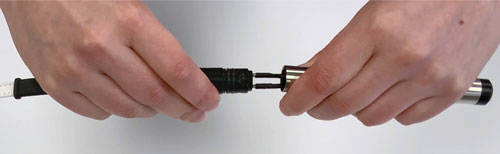 tenga cuidado de no extender en exceso los conectores de cable dentro de la sonda al separar la sonda del medidor de interfaz solinst modelo 122 p8 del conjunto del tapón de sellado de la cinta