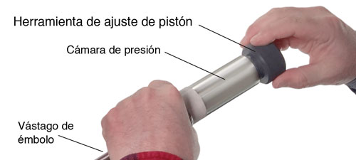 pase la varilla del pistón a través del cuerpo del muestreador y atornille el cuerpo del muestreador en la cámara de presión