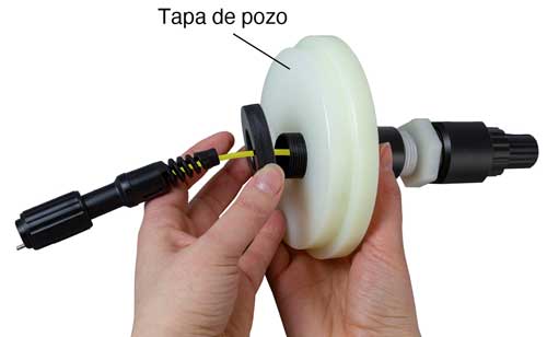 enrosque la tuerca de retención sobre el extremo óptico del cable de lectura directa y atorníllelo en la parte inferior del accesorio artesiano
