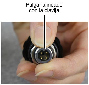 Mantenga su pulgar en línea con el pin de alineación Solinst Levelvent en el pozo mantenga su pulgar en línea con el pin de alineación de solinst levelvent en la boca del pozo