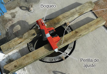 Una abrazadera de instalación sobre una perforación