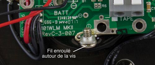 pour connecter la carte de circuit imprimé, desserrez les deux vis du sonalert et enroulez les deux fils nus de la carte de circuit imprimé autour des vis situées entre la tête de vis et les bornes de sonalert.