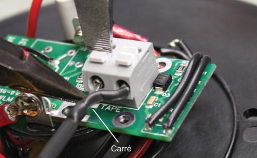connectez le câble au nouvel ensemble de carte de circuit imprimé en appuyant sur les bornes blanches de la carte de circuit imprimé et en insérant les câbles, relâchez les bornes et les câbles doivent être fixés