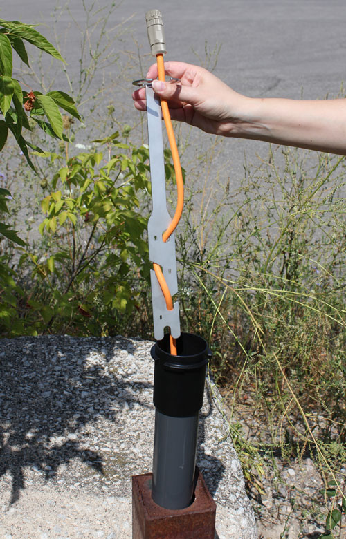 Enroulez l'extrémité supérieure du câble ventilé autour du support de suspension, puis insérez-le dans les encoches pour fixer le câble au support enroulez l'extrémité supérieure du câble ventilé autour du support de suspension, puis insérez-le dans les encoches pour fixer le câble au support