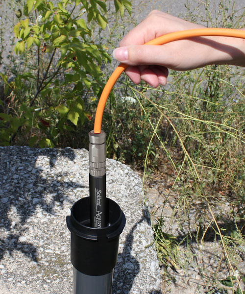 Raccordez l'autre extrémité du câble ventilé à l'enregistreur AquaVent raccordez l'autre extrémité du câble ventilé à l'enregistreur aquavent