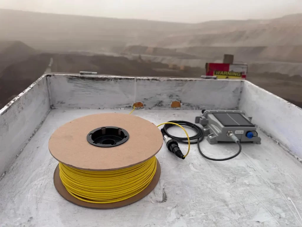 solsat satellite telemetry system connected to a 3001 ltc levelogger water level water temperature and water conductivity datalogger