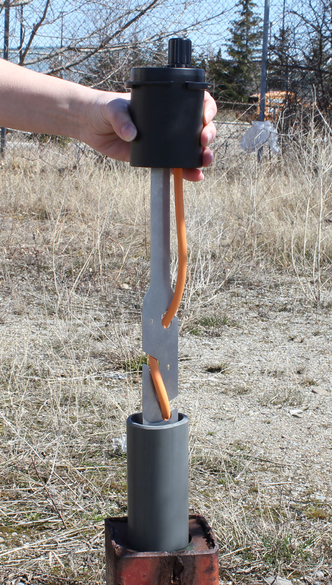 Solinst LevelVent 5 User Guide 8.1.1 Installing LevelVent in 2 Inch Well