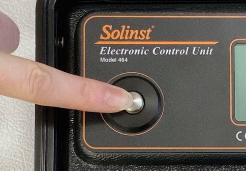 presione el botón de control manual en la unidad de control de la bomba electrónica solinst