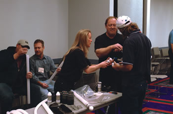 Le premier cours de formation aux systèmes CMT destiné aux entrepreneurs, a été offert lors de l'exposition NGWA, à Las Vegas, en décembre 2004. Les entrepreneurs reçoivent une formation sur comment construire correctement des ports de mesure. le premier cours de formation aux systèmes cmt destiné aux entrepreneurs, a été offert lors de l'exposition ngwa, à las vegas, en décembre 2004. les entrepreneurs reçoivent une formation sur comment construire correctement des ports de mesure