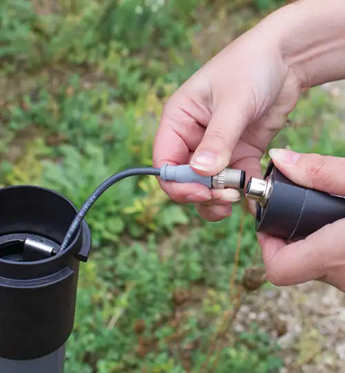 Rysunek 6 7 Podłączanie kabla czytnika do zdalnego łącza radiowego telemetrii rrl