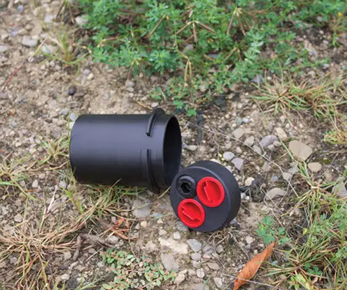 wyjąć wkładkę pokrywy studzienki z podstawy pokrywy studzienki