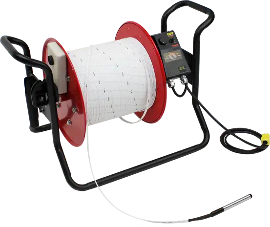 Medidor de nivel de agua Solinst modelo 101 montado en un carrete motorizado para cintas de gran longitud
